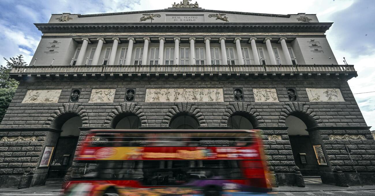 La guardia di finanza irrompe al Teatro San Carlo e ora ne parlano tutti: ma dov&rsquo;erano i giornaloni quando ve lo abbiamo detto due mesi fa? Non solo l&rsquo;ipotesi peculato, vi raccontiamo tutto quello su cui la stampa &egrave; rimasta zitta per mesi