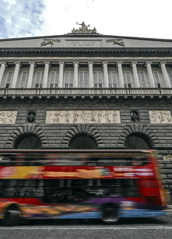 La guardia di finanza irrompe al Teatro San Carlo e ora ne parlano tutti: ma dov&rsquo;erano i giornaloni quando ve lo abbiamo detto due mesi fa? Non solo l&rsquo;ipotesi peculato, vi raccontiamo tutto quello su cui la stampa &egrave; rimasta zitta per mesi
