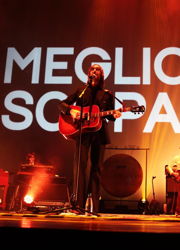 I Baustelle che riempiono il Forum di Milano (per dirci addio?) sono meglio di scopare nell&#039;idiozia di questi anni. Ecco perch&eacute; siamo venuti tutti