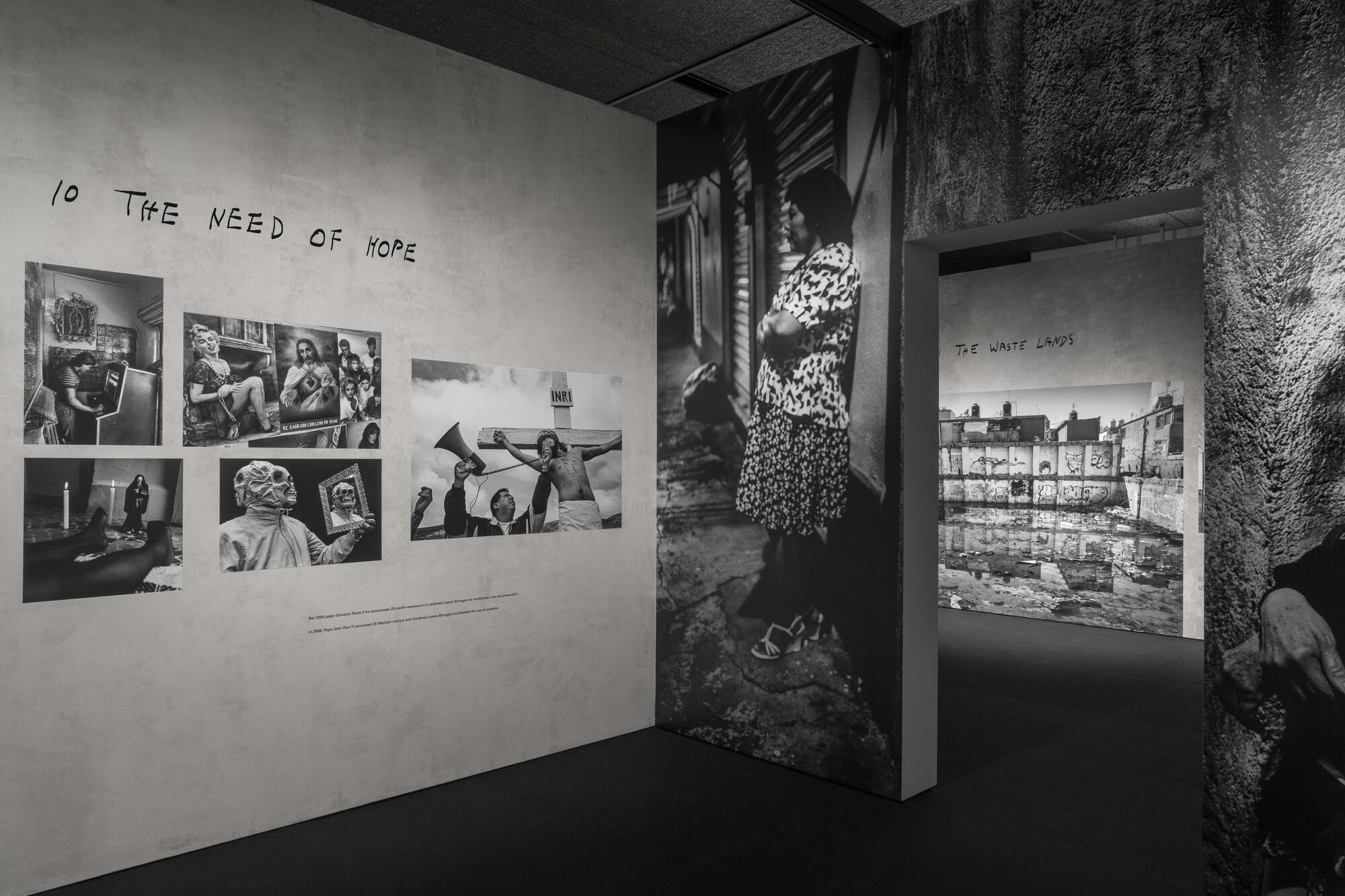 Immagine della mostra &ldquo;Sue&ntilde;o Perro: Instalaci&oacute;n Celuloide de Alejandro G. I&ntilde;&aacute;rritu&rdquo;, &ldquo;Mexico 2000: The Moment That Exploded&rdquo; Foto: DSL Studio &ndash; Delfino Sisto Legnani e Melania Dalle Grave