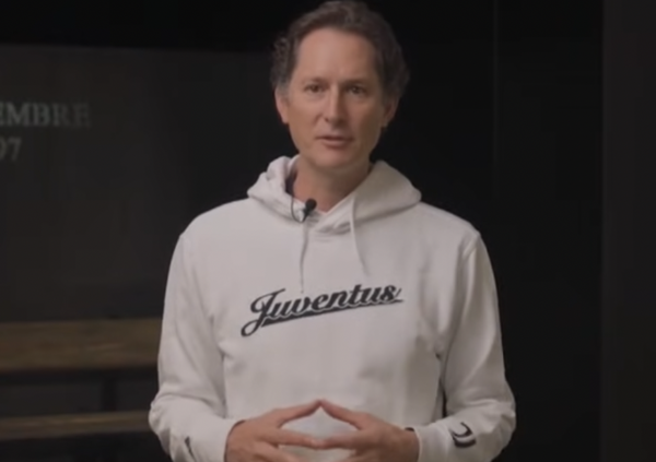 Elkann che (non) vende la Juve &egrave; come Chiara Ferragni? Paolo Ziliani e il paragone tra il look di John e la felpa grigia del Pandoro gate: &ldquo;Tendente allo smorto, un peluche rassicurante e morbidoso&rdquo;