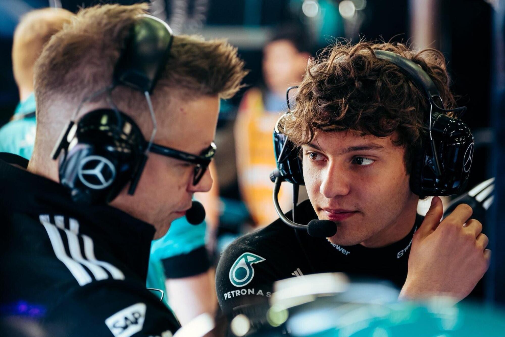 Kimi Antonelli a colloquio con il suo ingegnere Peter Bonnington a Spa