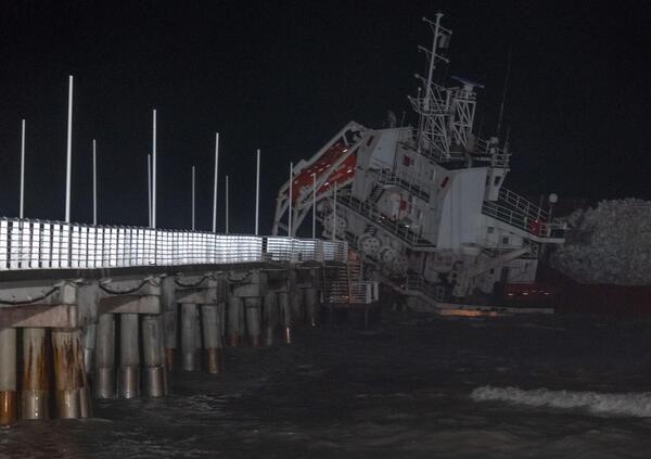 Abbiamo guardato dentro la nave cipriota Guang Rong arenata a Massa di Carrara e abbiamo scoperto una storia molto particolare che ce ne ricorda un&rsquo;altra non proprio bellissima