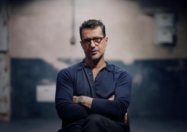 Fabrizio Corona vs Alfonso Signorini: aver fatto parte di un Sistema ci esclude dalla denuncia dello stesso? Per il Potere sarebbe comodissimo