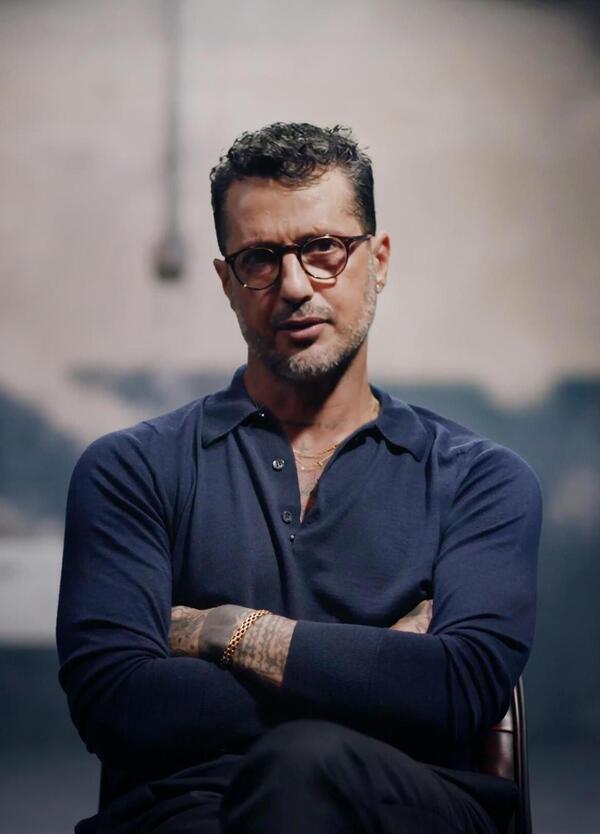 Fabrizio Corona vs Alfonso Signorini: aver fatto parte di un Sistema ci esclude dalla denuncia dello stesso? Per il Potere sarebbe comodissimo