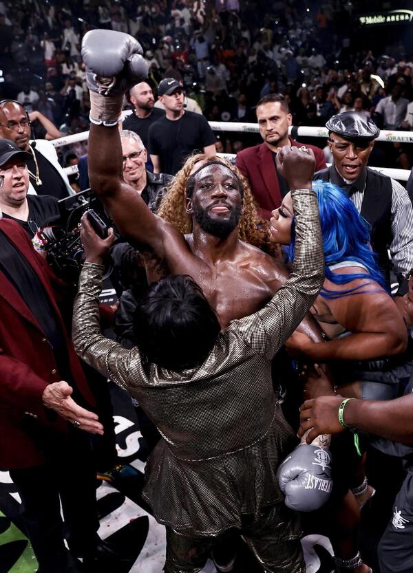 Terence Crawford si ritira dalla boxe, ma tutti guardano al finto match tra Jake Paul e Anthony Joshua. L&rsquo;addio silenzioso del pi&ugrave; grande di questa generazione