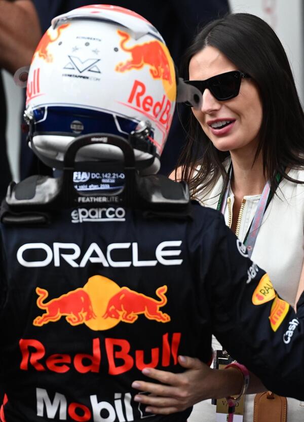 Kelly Piquet vieta il 69 a Max Verstappen e lui di tutta risposta cosa fa? Ricomincia da tre