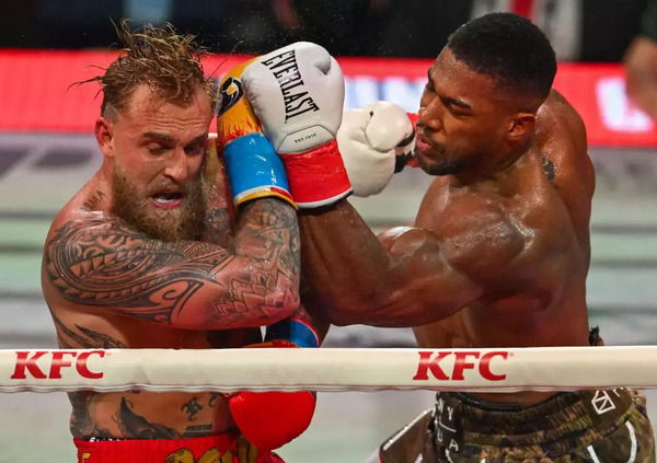 Poca boxe, troppi soldi: Anthony Joshua scherza con Jake Paul e lo manda all'ospedale con la mascella rotta. Il declino de