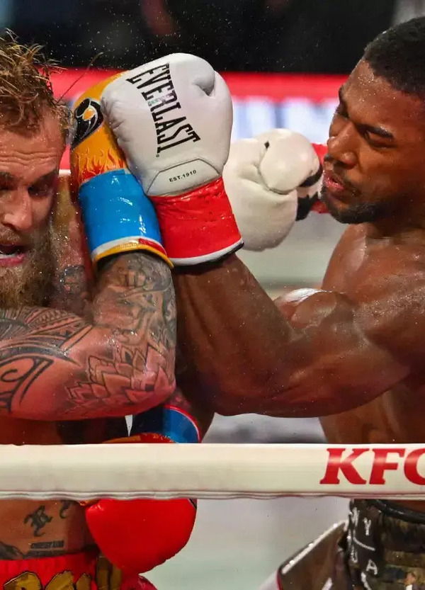 Poca boxe, troppi soldi: Anthony Joshua scherza con Jake Paul e lo manda all'ospedale con la mascella rotta. Il declino de