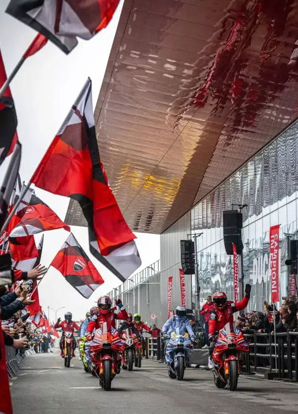 Siamo stati dentro la Ducati: Marc Marquez con una moto nuova e il mercato piloti del 2026, poi gli applausi a Pecco Bagnaia e tutto il resto