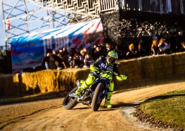 Siamo stati al Ranch di Valentino Rossi per la 100 Km dei Campioni: le moto dell&rsquo;Academy, una Cupra Formentor, Lucio Corsi che suona e la Macondo italiana