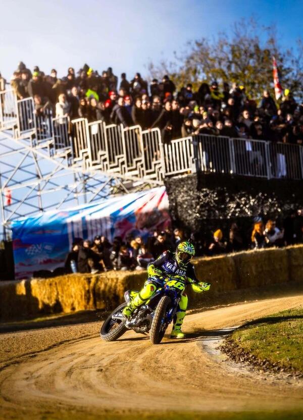 Siamo stati al Ranch di Valentino Rossi per la 100 Km dei Campioni: le moto dell&rsquo;Academy, una Cupra Formentor, Lucio Corsi che suona e la Macondo italiana