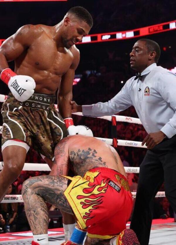 Pure l&rsquo;arbitro non sopporta la finta boxe di Joshua contro Paul su Netflix: &ldquo;I fan non pagano per vedere questa mer*a&rdquo;