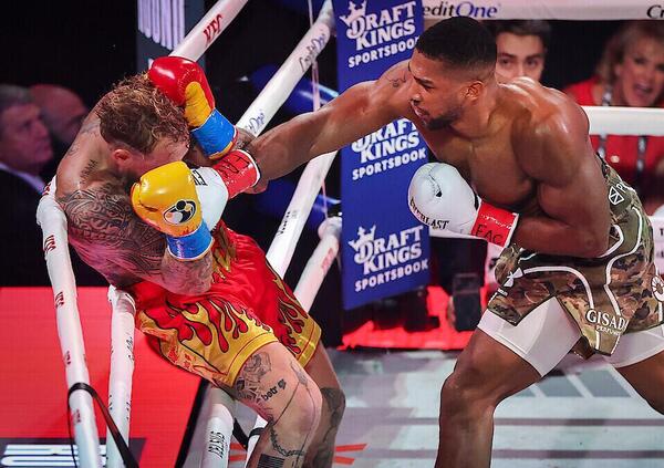 &ldquo;Buffonata&rdquo;, &ldquo;il niente pugilistico&rdquo;. Gli ex campioni Russo, Oliva e De Carolis senza piet&agrave; su Joshua vs. Paul (Netflix): &ldquo;Uno come Anthony contro uno youtuber? Poi se capita l&rsquo;omicidio sul ring&hellip;&rdquo;