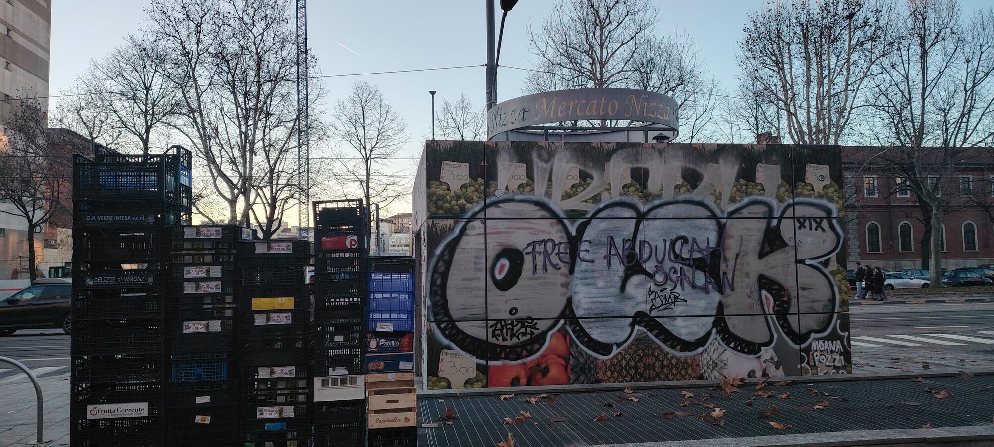 Free Habdullah Ocalan in piazza Nizza e le cassette della frutta del mercato