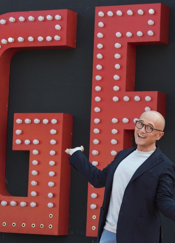 Alfonso Signorini indagato per violenza sessuale ed estorsione dopo la storia tirata fuori da Corona &eacute; molto pi&ugrave; della fine del Gf