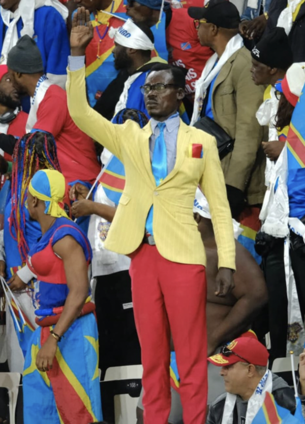 Ma l&rsquo;avete visto il tifoso del Congo immobile per novanta minuti in Coppa d&rsquo;Africa? Ecco chi &egrave; Michel Kuka Mboladinga e il suo omaggio al leader politico Lumumba