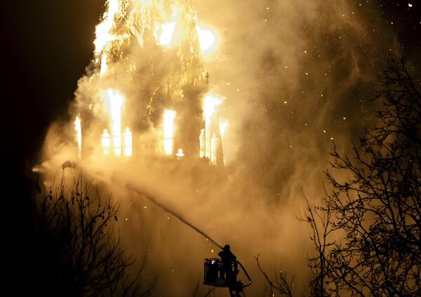 La chiesa di Amsterdam che brucia per colpa dei fuochi d&rsquo;artificio &egrave; la metafora dell&rsquo;Europa di oggi 