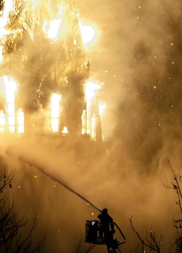 La chiesa di Amsterdam che brucia per colpa dei fuochi d&rsquo;artificio &egrave; la metafora dell&rsquo;Europa di oggi 