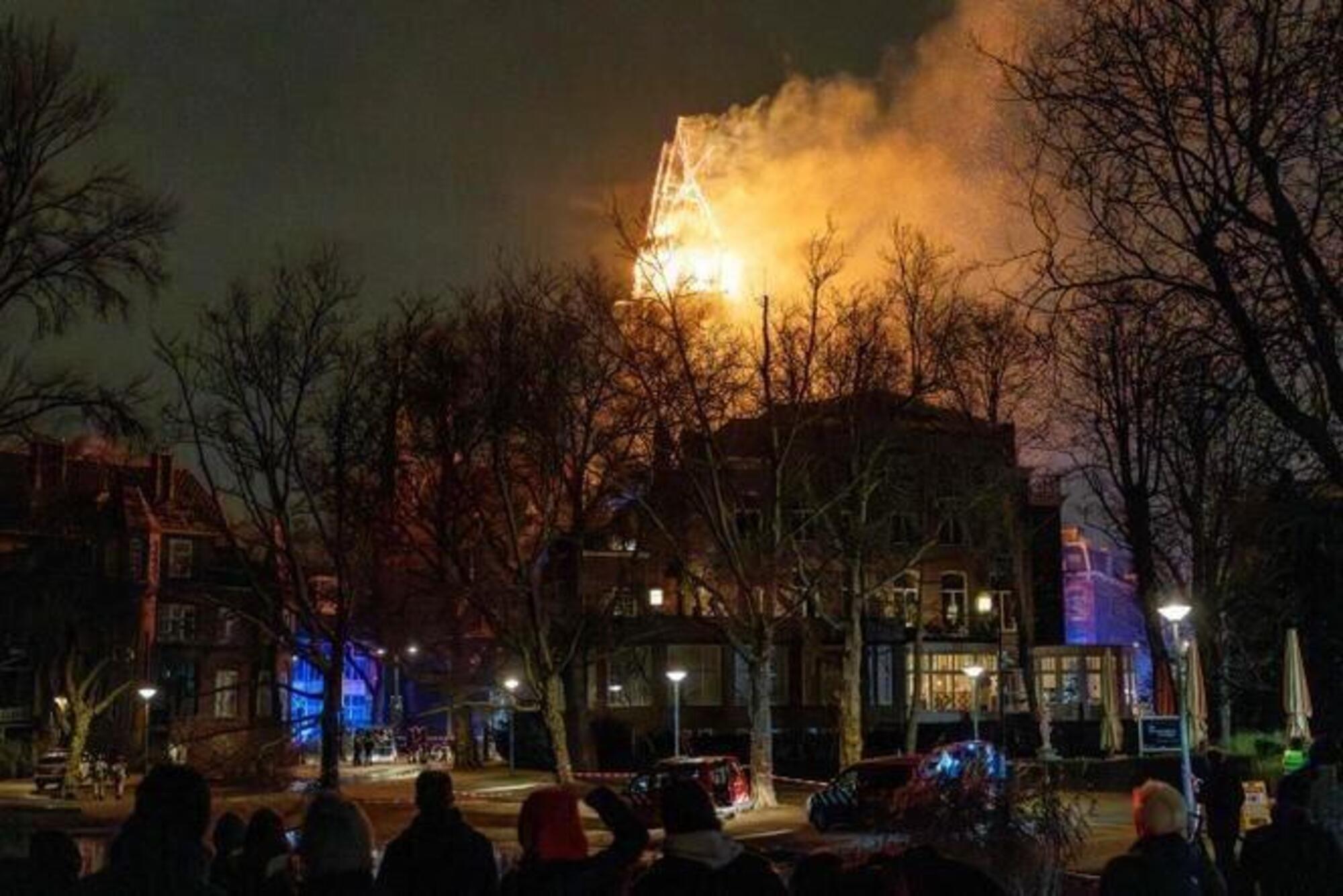 La chiesa di Vondelkerk ad Amsterdam in fiamme