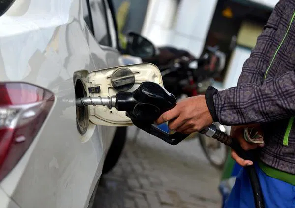 La Meloni ha alzato le accise sulla benzina ma sapete cosa sono? Ve lo diciamo noi e vi spieghiamo perch&eacute; la destra aveva promesso di tagliarle e come chi l'ha preceduta non lo ha fatto