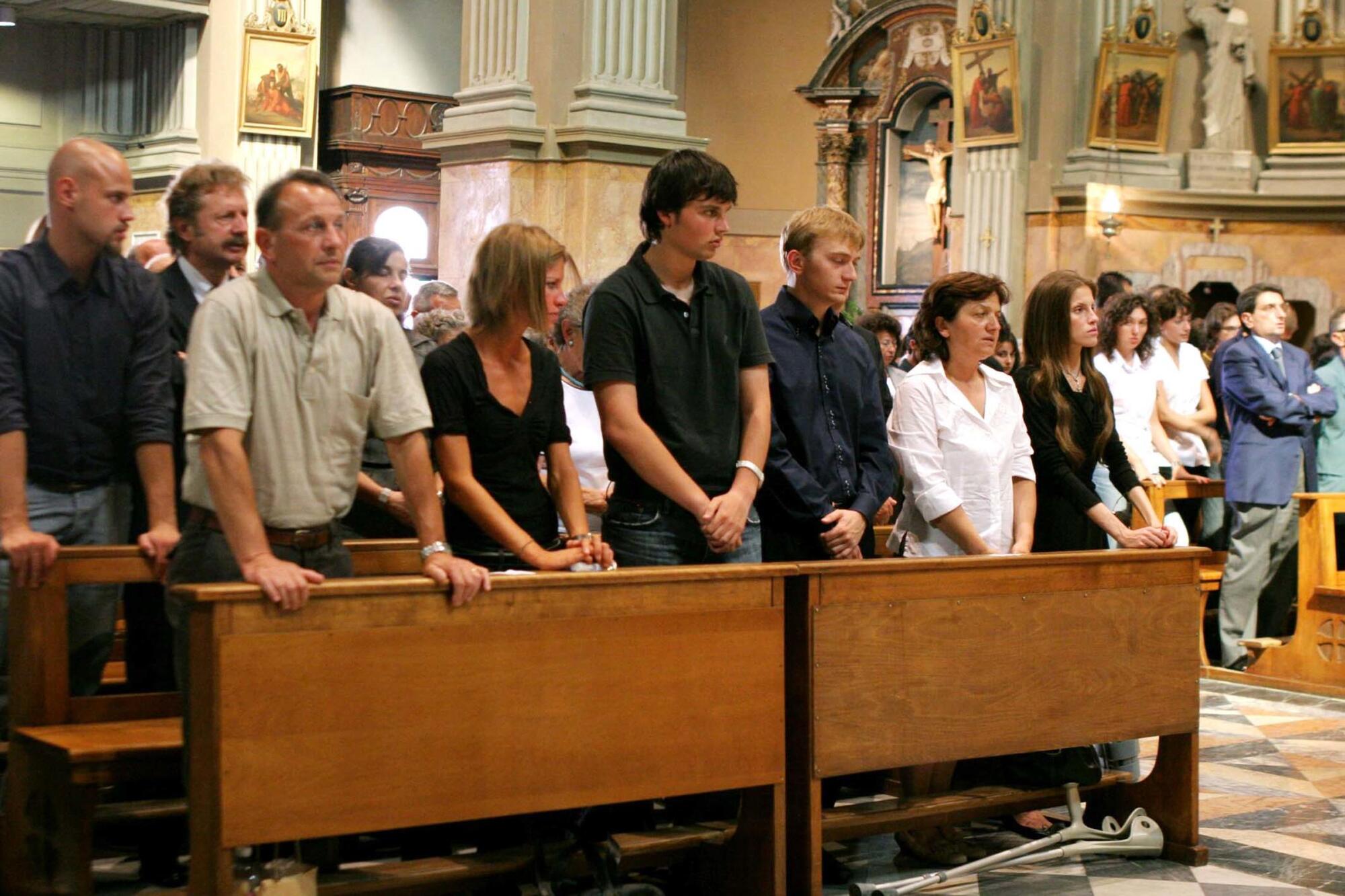 La famiglia Poggi al funerale di Chiara