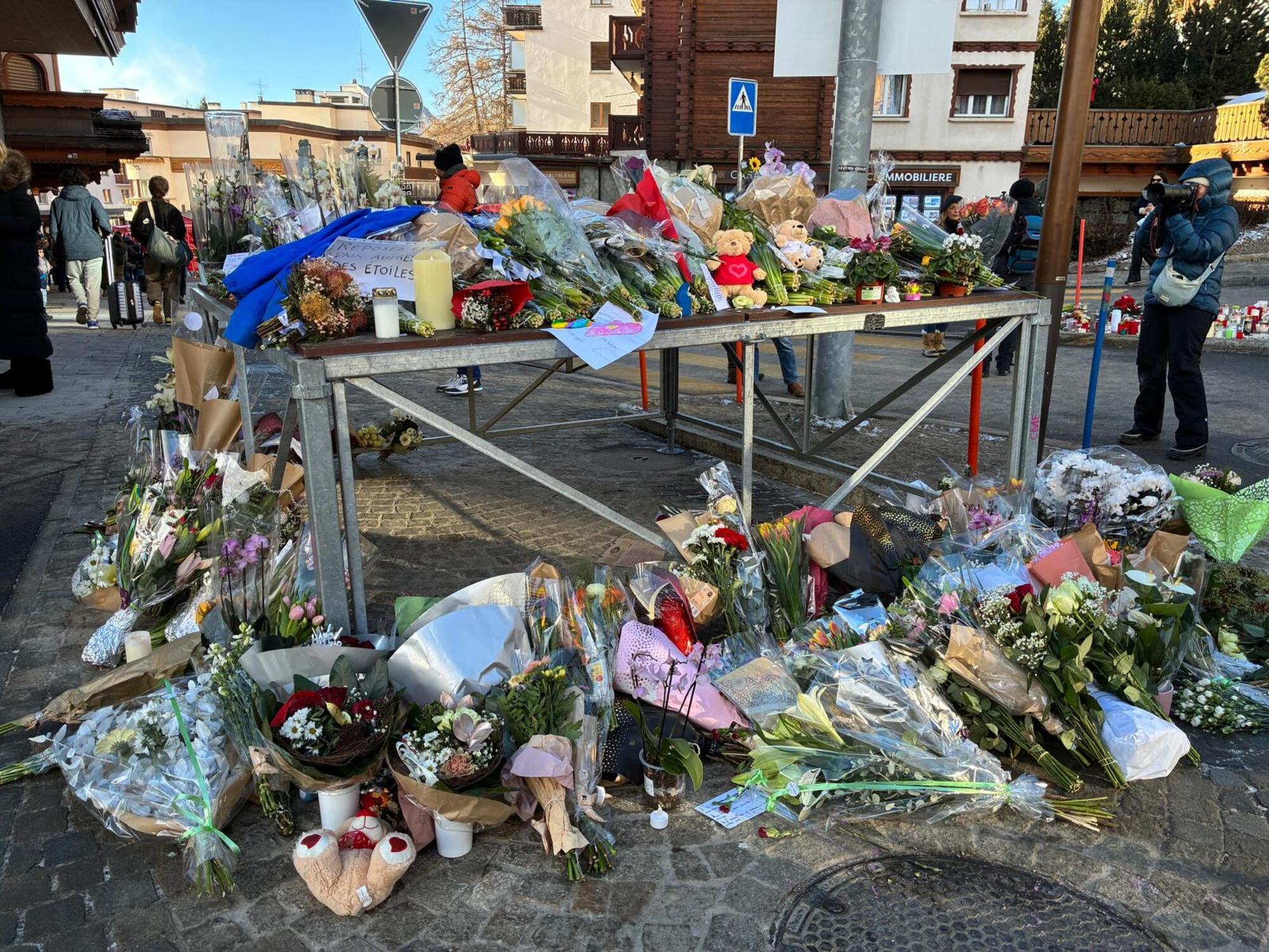 Fiori per i morti del Constellation a Crans-Montana Ansa