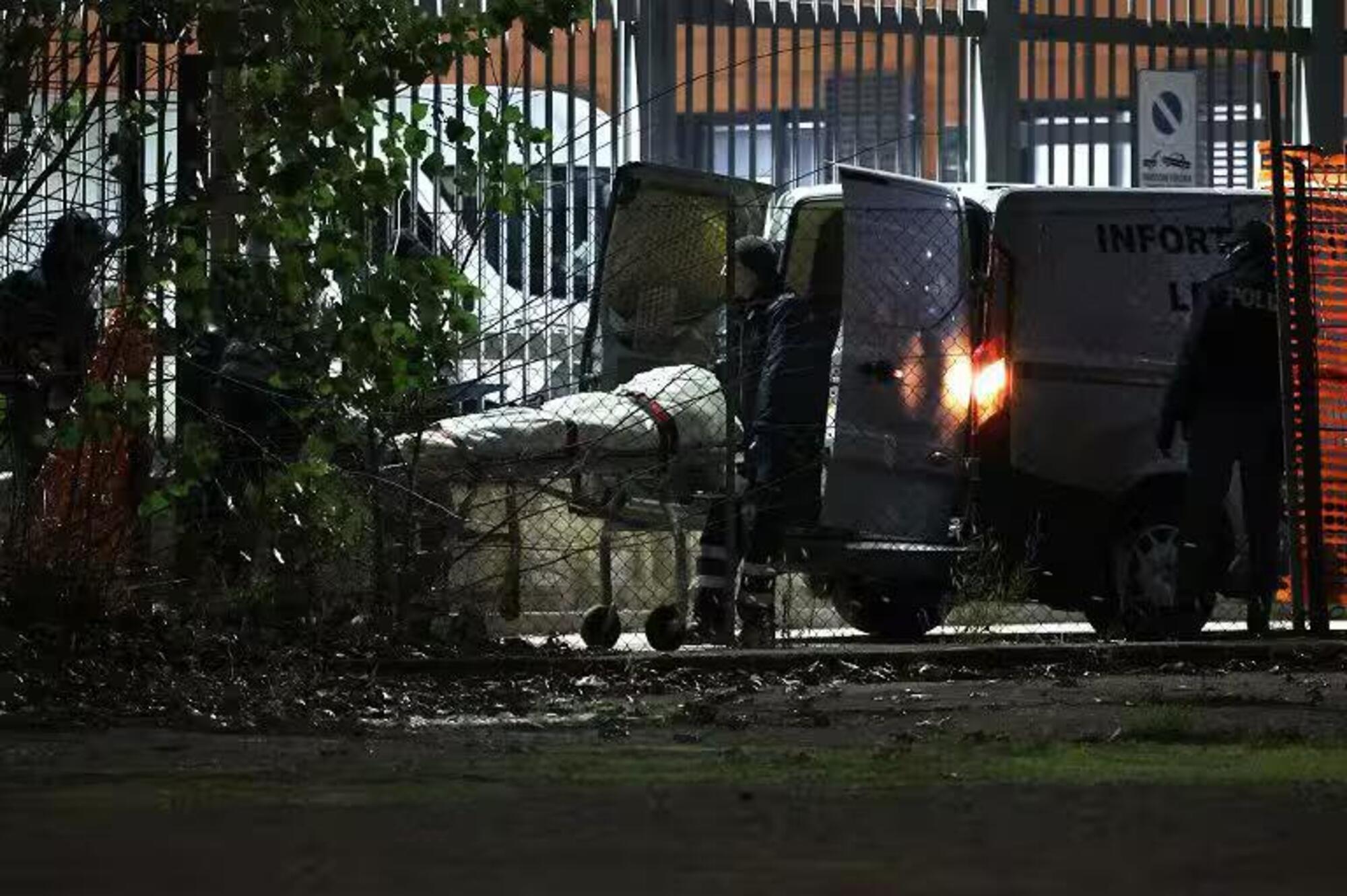 La foto del corpo portato via