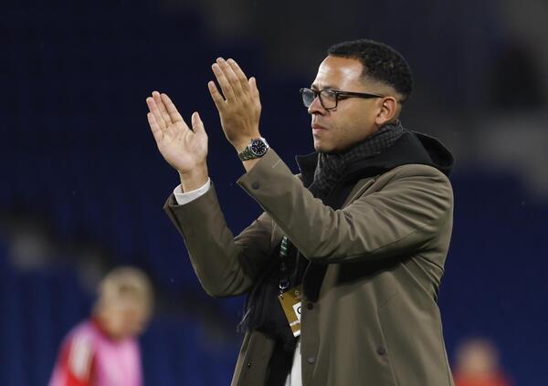 Chi &egrave; Liam Rosenior, il nuovo allenatore del Chelsea? Decimo tecnico nero della Premier League, nemico di Trump e pure opinionista del Guardian