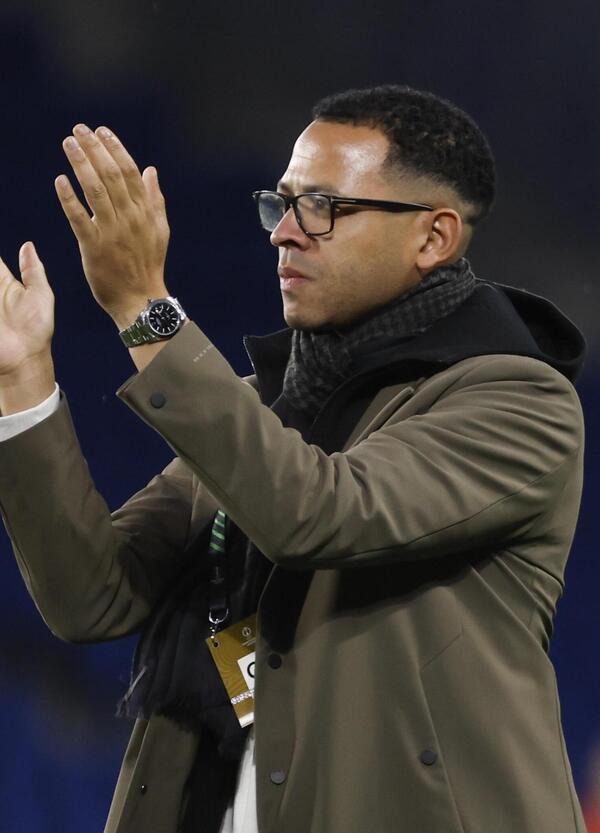 Ma chi &egrave; Liam Rosenior, il nuovo allenatore del Chelsea che ha criticato Trump?