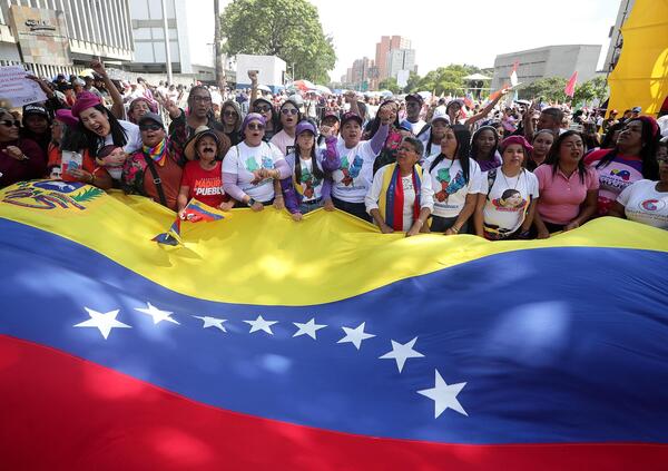 Avete visto bene i video dell&rsquo;operazione in Venezuela? Nessuna resistenza al fuoco americano n&eacute; morti ripresi: ma non vi sembra strano rapire un presidente cos&igrave; facilmente?