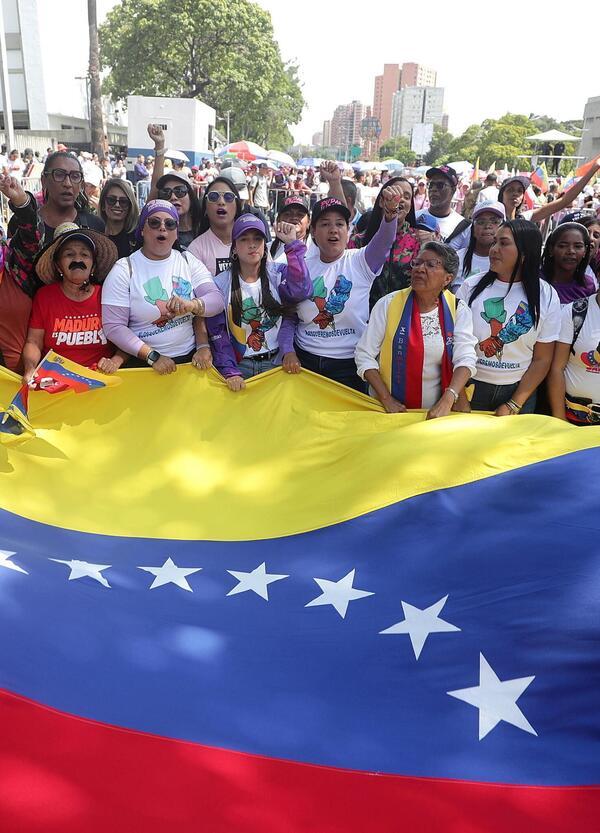 Avete visto bene i video dell&rsquo;operazione in Venezuela? Nessuna resistenza al fuoco americano n&eacute; morti ripresi: ma non vi sembra strano rapire un presidente cos&igrave; facilmente?