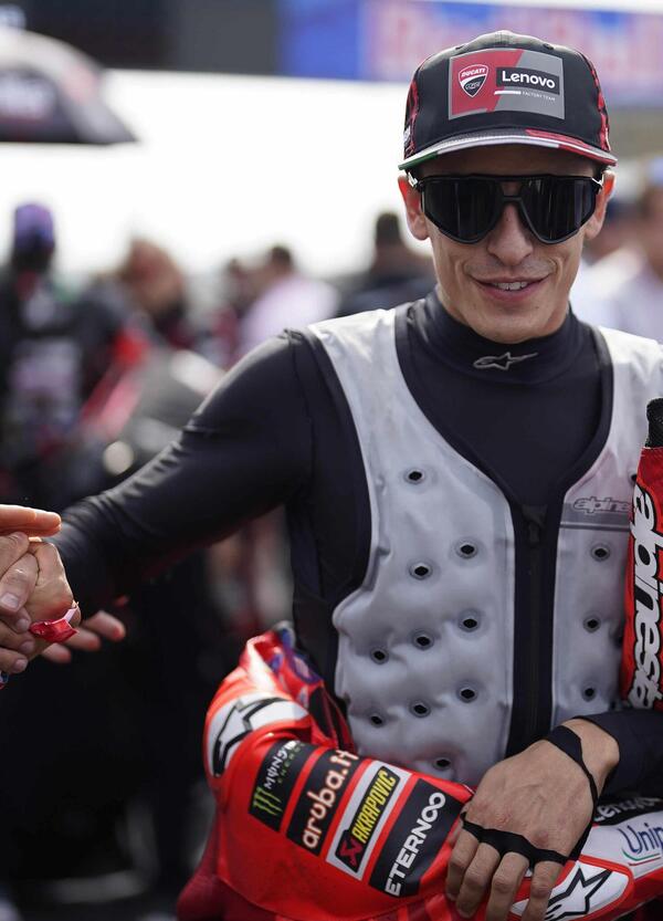 Questo Marc Marquez sorride e parla di tutto: la paura della morte, il dolore al braccio, il ritiro, Valentino Rossi e quella fame l&igrave;