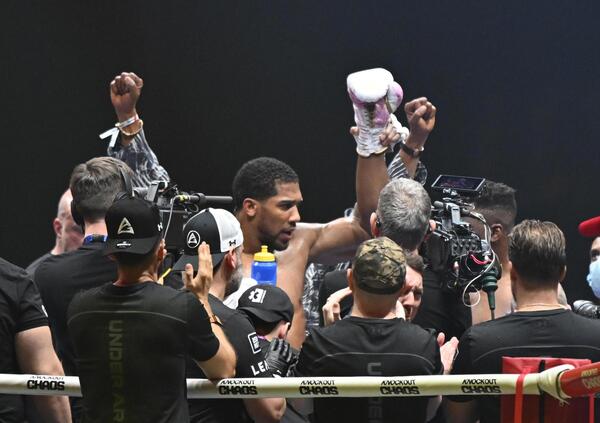Il presunto addio al pugilato di Anthony Joshua e l&rsquo;ultima frontiera del marketing. Mayweather, Fury, Tyson, Paul: la strategia dei finti ritiri ha rotto la boxe