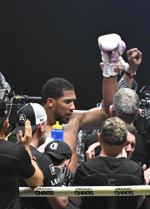 Il presunto addio al pugilato di Anthony Joshua e l&rsquo;ultima frontiera del marketing. Mayweather, Fury, Tyson, Paul: la strategia dei finti ritiri ha rotto la boxe