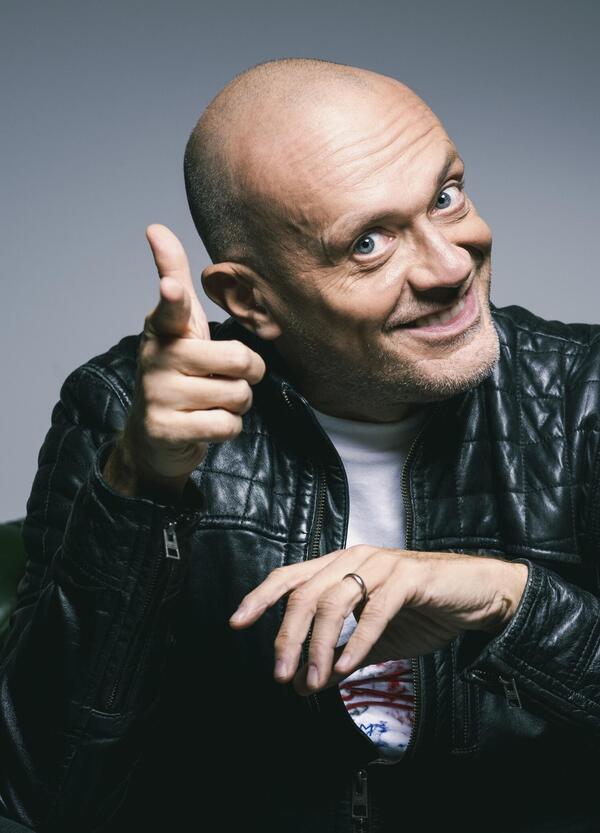 Macch&eacute; nave: Carlo Conti ammazza l'hype di Sanremo e annuncia Max Pezzali ospite fisso sul palco della nave Costa. Ma Max merita il palco dell' Ariston, e vi spieghiamo perch&eacute;