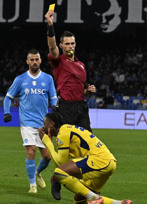 Gli arbitri di Serie A sono nel caos e ora vige la legge del pi&ugrave; forte. I giocatori commentano sui social, i dirigenti mandano pec e gli allenatori si lamentano. Ma da tutto questo chi ci guadagna?