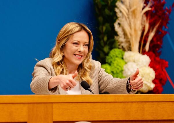 La stampa italiana &egrave; peggio di Elly Schelin: dalla conferenza di fine anno emerge un ritratto del giornalismo annoiato, stanco, rassegnato