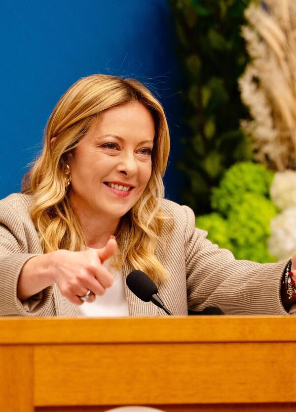 La stampa italiana &egrave; peggio di Elly Schelin: dalla conferenza di fine anno emerge un ritratto del giornalismo annoiato, stanco, rassegnato