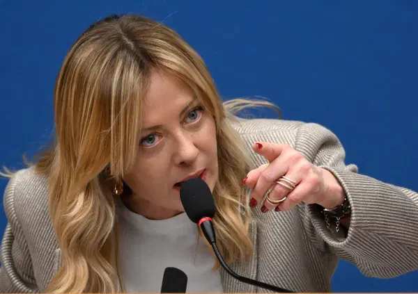 Ma l'avete visto l'anello che indossava Giorgia Meloni durante la conferenza stampa di inizio anno? Ecco il modello, il costo e tutto quello che c'&egrave; da sapere