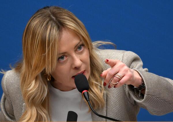 Ma l'avete visto l'anello che indossava Giorgia Meloni durante la conferenza stampa di inizio anno? Ecco il modello, il costo e tutto quello che c'&egrave; da sapere