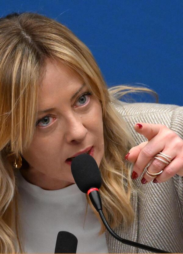 Ma l'avete visto l'anello che indossava Giorgia Meloni durante la conferenza stampa di inizio anno? Ecco il modello, il costo e tutto quello che c'&egrave; da sapere