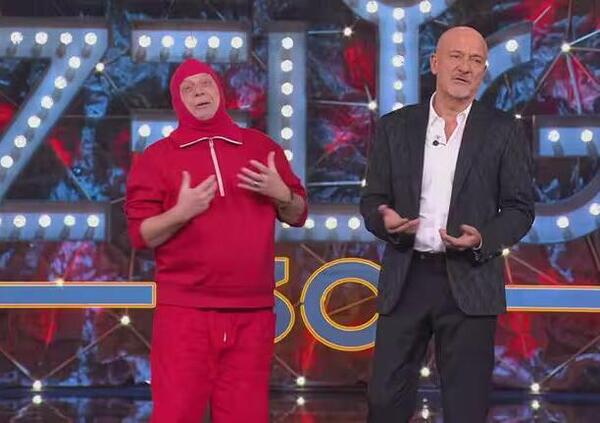 &ldquo;A Leclerc abbiamo dato il telecomando del box, Hamilton deve scendere e citofonare&rdquo;: signori, Marco Della Noce &egrave; tornato (a fuoco) a Zelig. E ha pure gi&agrave; battezzato la SF-26