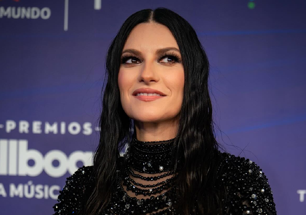 Sanremo 2026, Laura Pausini co-conduttrice di Sanremo &egrave; &ldquo;come film di orrore&rdquo;, ma proprio per questo &egrave; perfetta per Carlo Conti (che quest'anno ha deciso di puntare sulla noia)