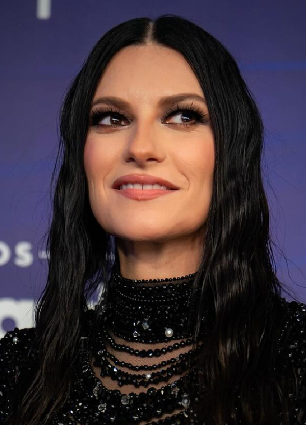 Sanremo 2026, Laura Pausini co-conduttrice del Festival &egrave; &ldquo;come film di orrore&rdquo;, ma proprio per questo &egrave; perfetta per Carlo Conti (che quest'anno ha deciso di puntare sulla noia)