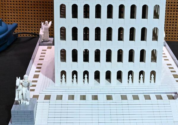 Abbiamo chiesto a Paolo Crepet perch&eacute; gli adulti stanno in fissa coi Lego. C'entrano le "scopate in spiaggia" e i "nonni colonialisti"