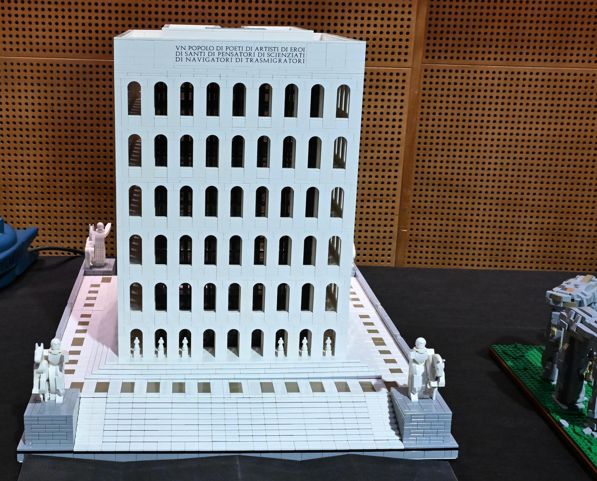 Colosseo quadrato in Lego Ansa
