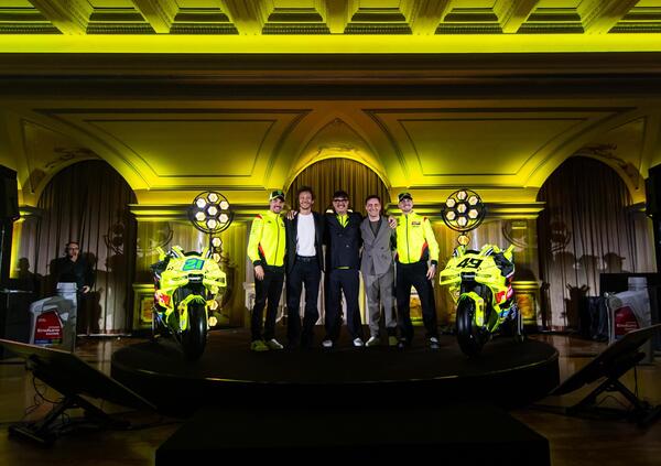 Valentino Rossi, il giallo e il nero per tornare a vincere in MotoGP. E Uccio &egrave; chiaro su Ducati, Aprilia e Acosta: &ldquo;Siamo un team che piace, Pedro pilota raro&rdquo; 