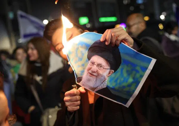 Altro che Netflix, con la rivolta in Iran tornano in classifica i libri. Uno su tutti sta esplodendo sui social. Abbiamo riletto Shah-in-sha di Kapuscinski e vi diciamo come andr&agrave; a finire. Spoiler: malissimo