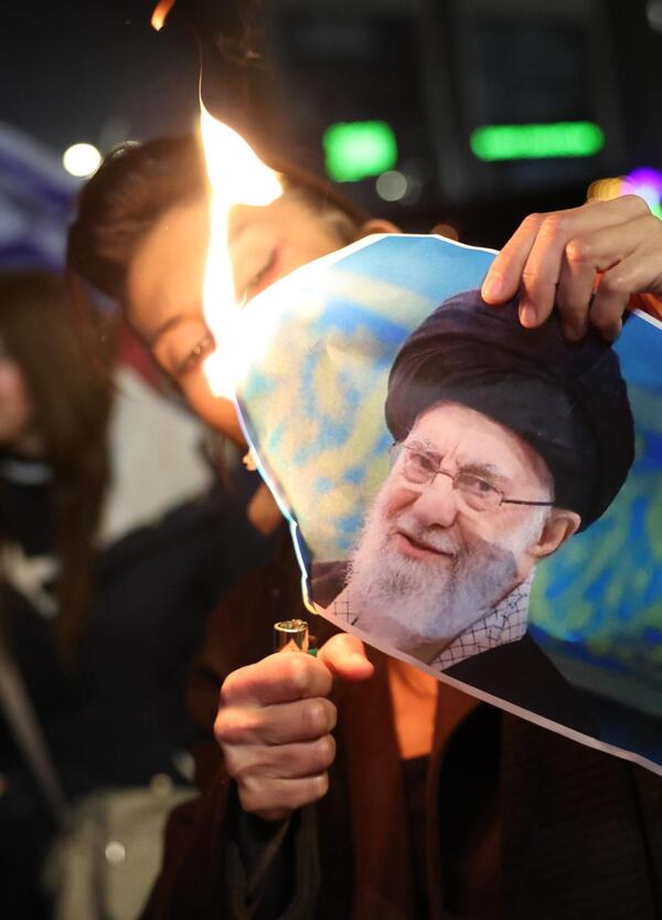 Altro che Netflix, con la rivolta in Iran tornano in classifica i libri. Uno su tutti sta esplodendo sui social. Abbiamo riletto Shah-in-sha di Kapuscinski e vi diciamo come andr&agrave; a finire. Spoiler: malissimo